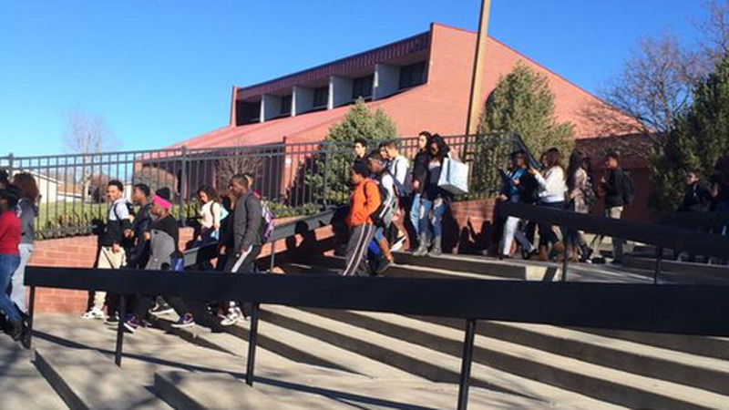 Students walking out of class at Rangeview High School in Aurora. (Photo: Raider Review)