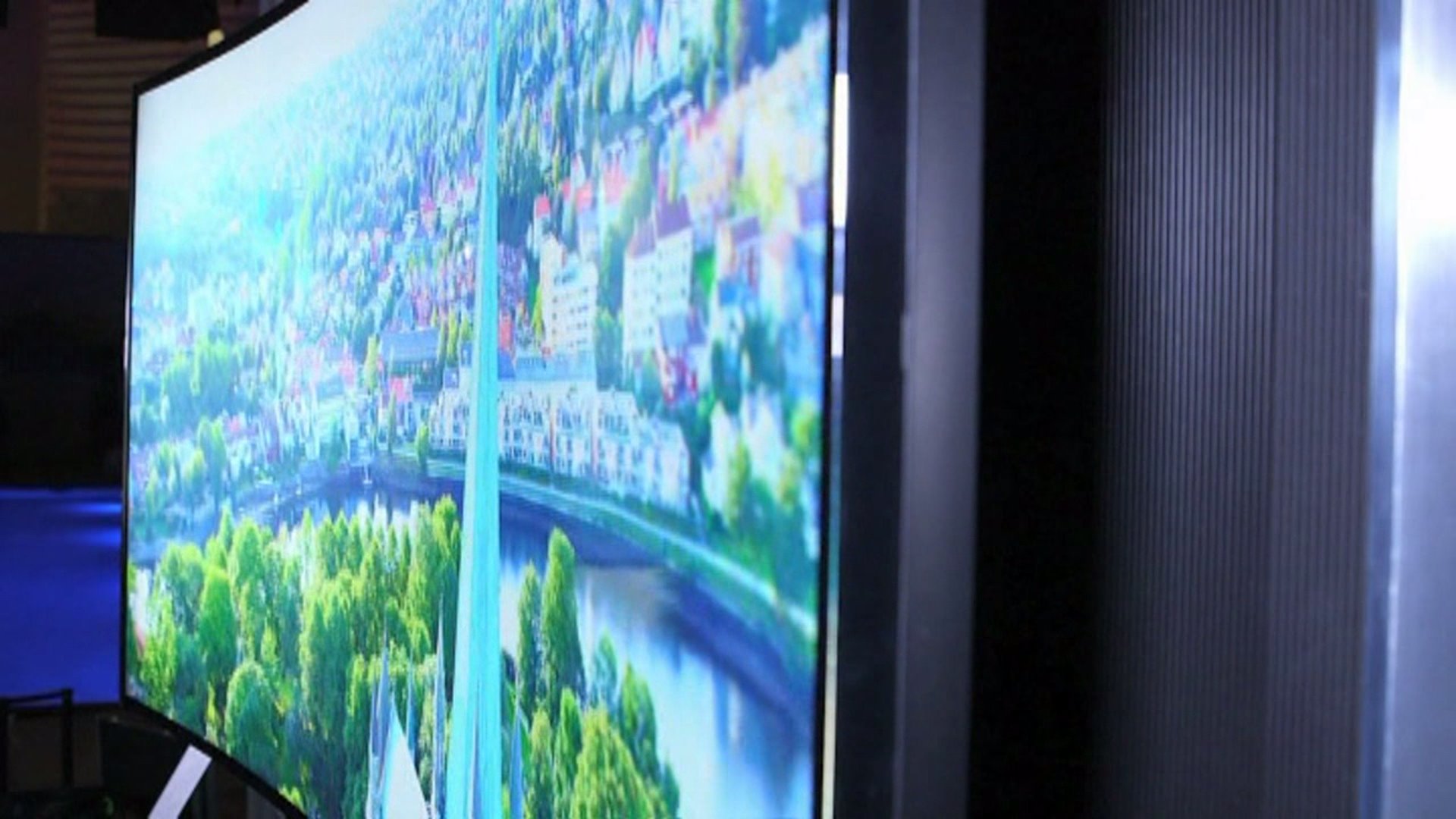 Samsung unveils TV that you can bend