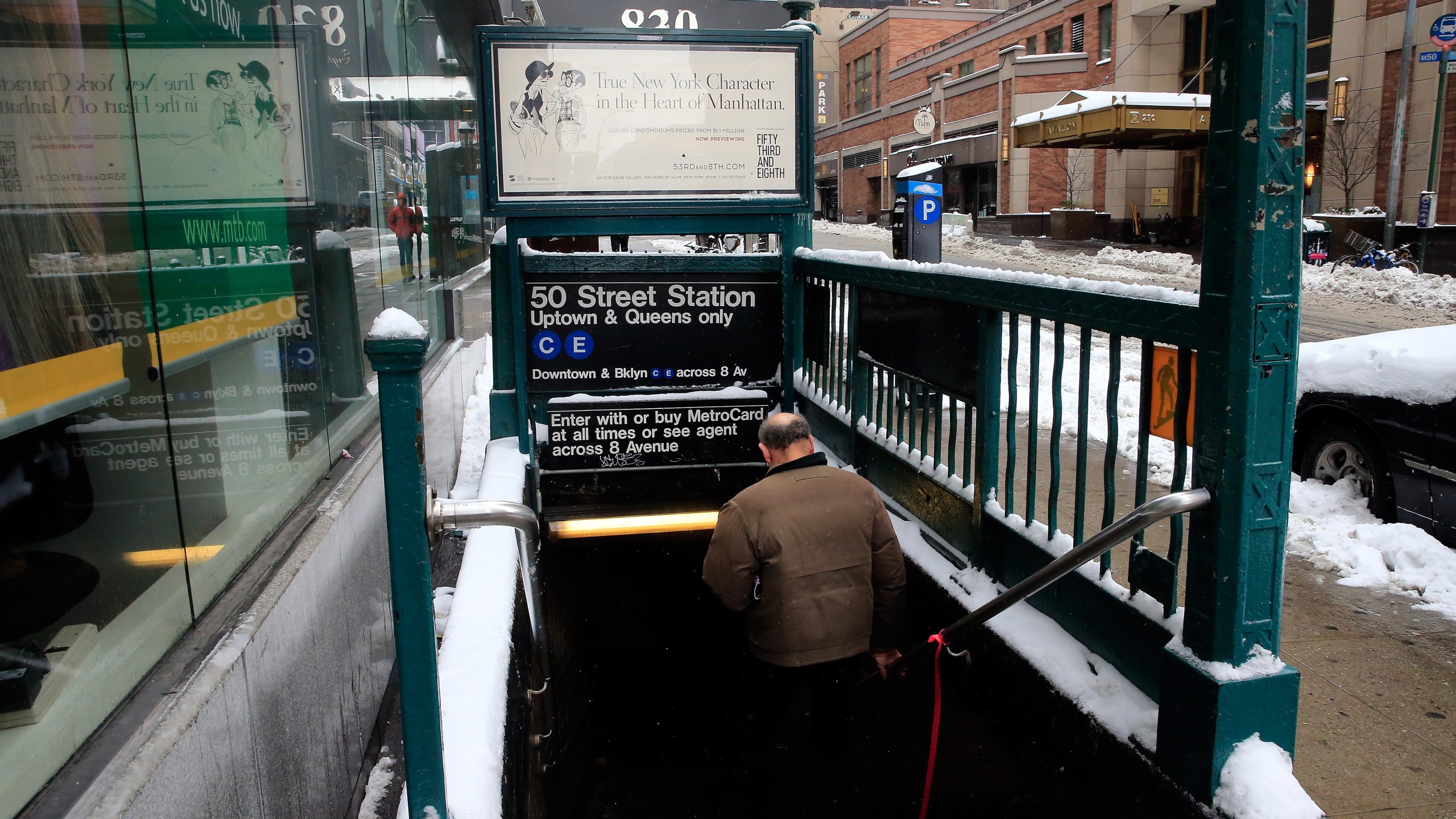 Man enters New York subway station. (Photo: Alex Trautwig/Getty Images)