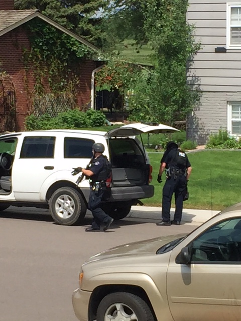 Police in standoff with suspect in Aurora neighborhood