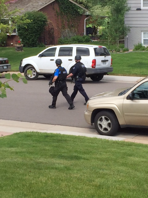 Police in standoff with suspect in Aurora neighborhood