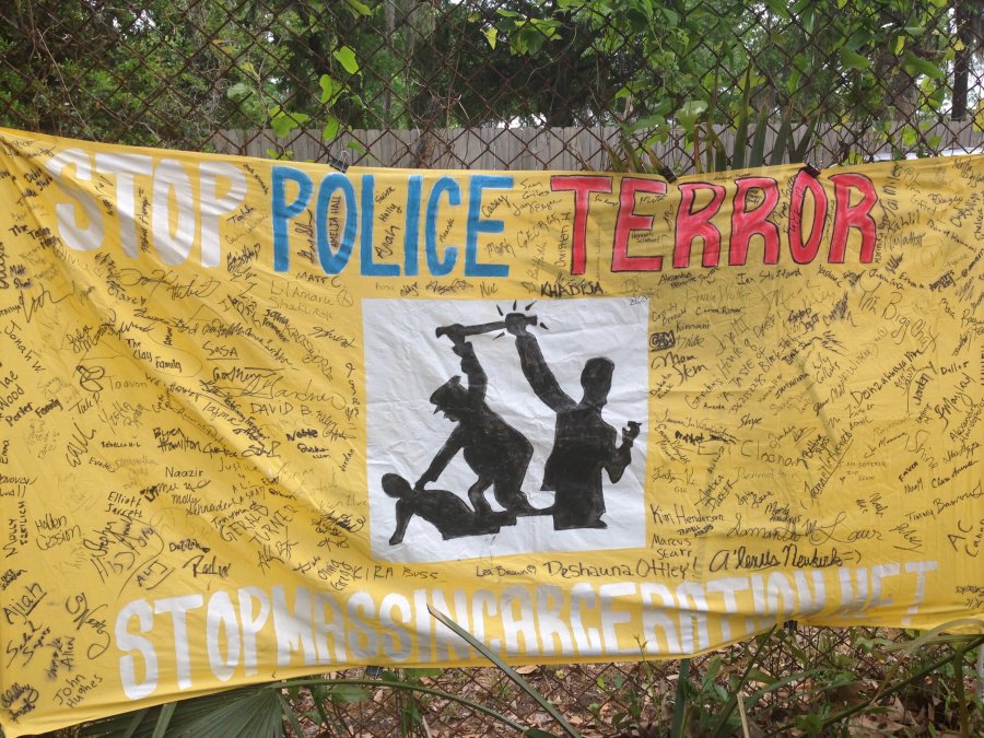 Vigil for Walter Scott at the location where he was killed. (Photo: CNN)