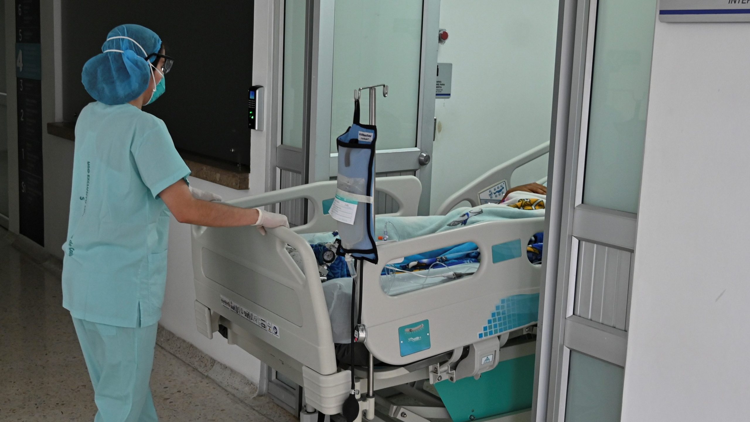 A nurse transfers a patient at the intensive care unit of the 'Clinica Nueva de Cali' clinic in Cali, Colombia on March 24, 2020 during the COVID-19 pandemic.