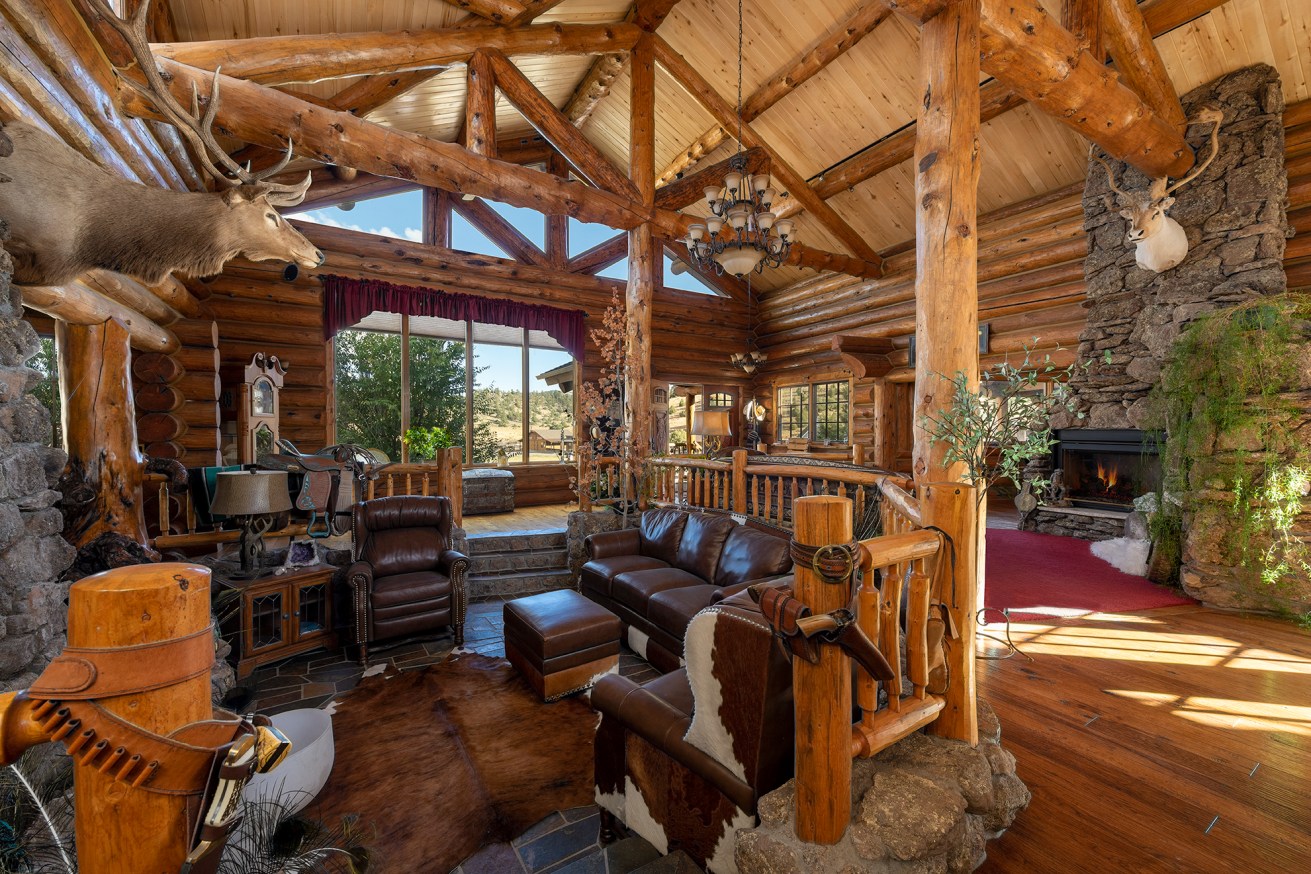 Living area in Ponderosa Lodge