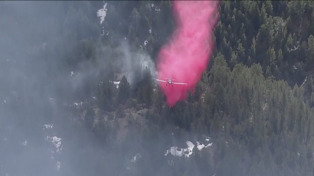 Plane drops retardant over fire burning near Estes Park, 3/28/22