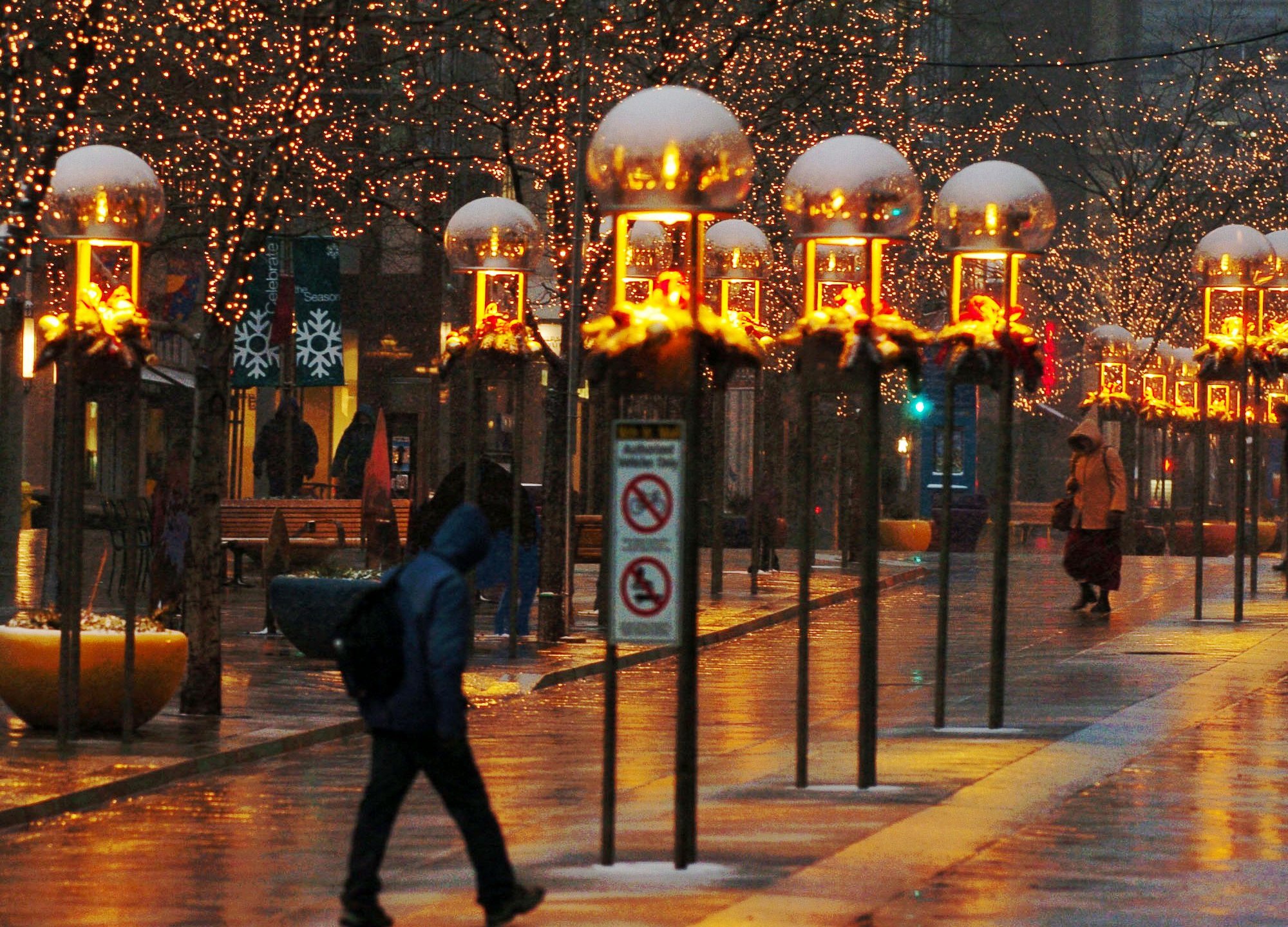 PEDESTRIANS DENVER 16TH STREET MALL