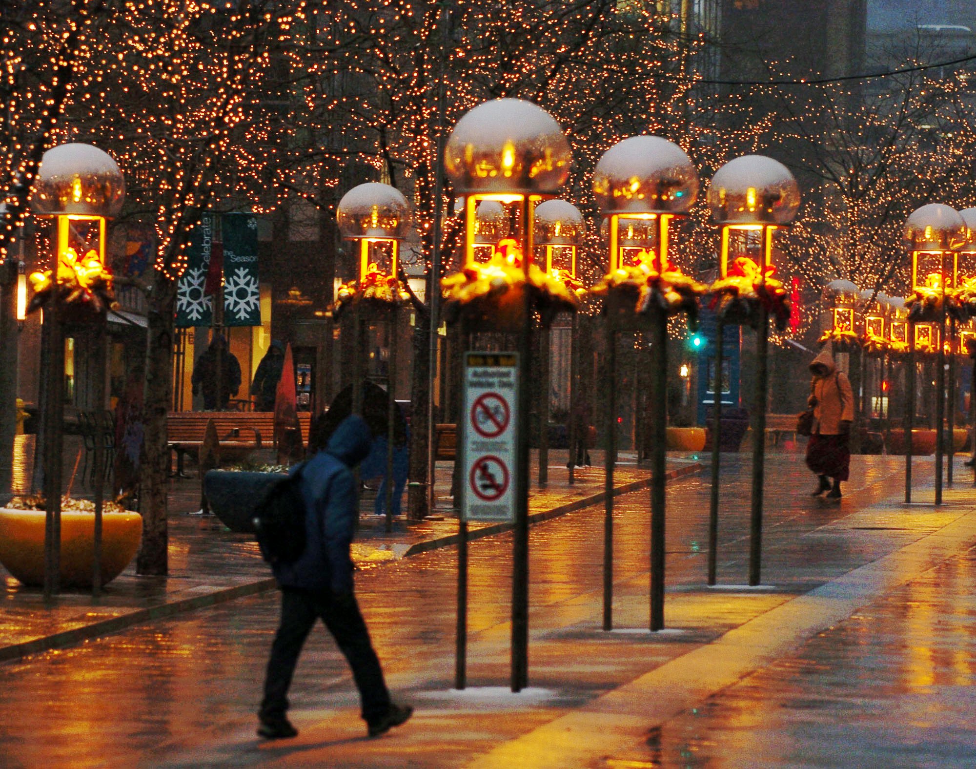 PEDESTRIANS DENVER 16TH STREET MALL