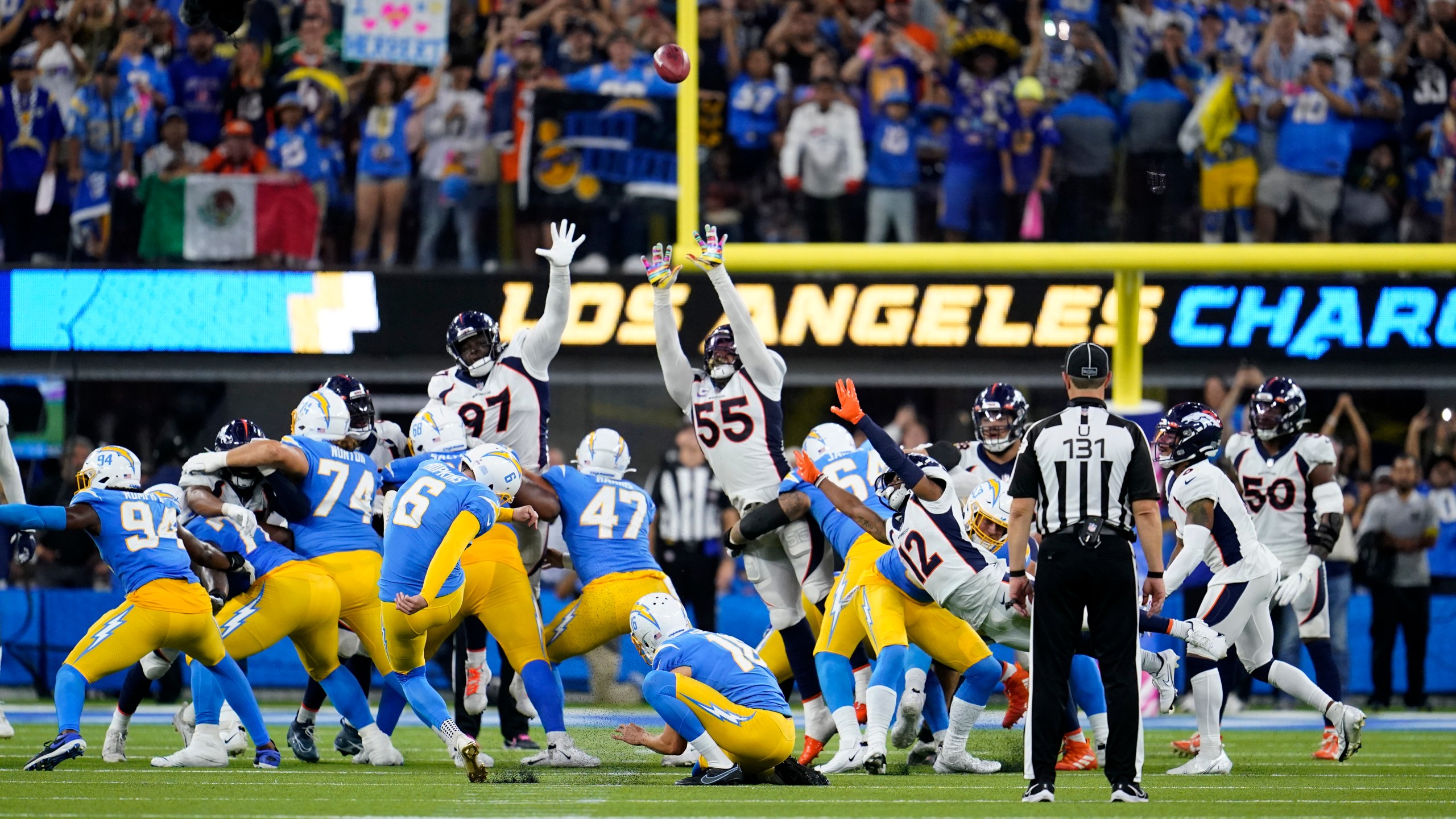 Los Angeles Chargers place kicker Dustin Hopkins (6) kicks the game-winning field goal