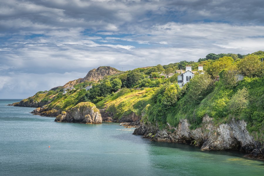 Howth cliff walk with some residential houses and lush green vegetation