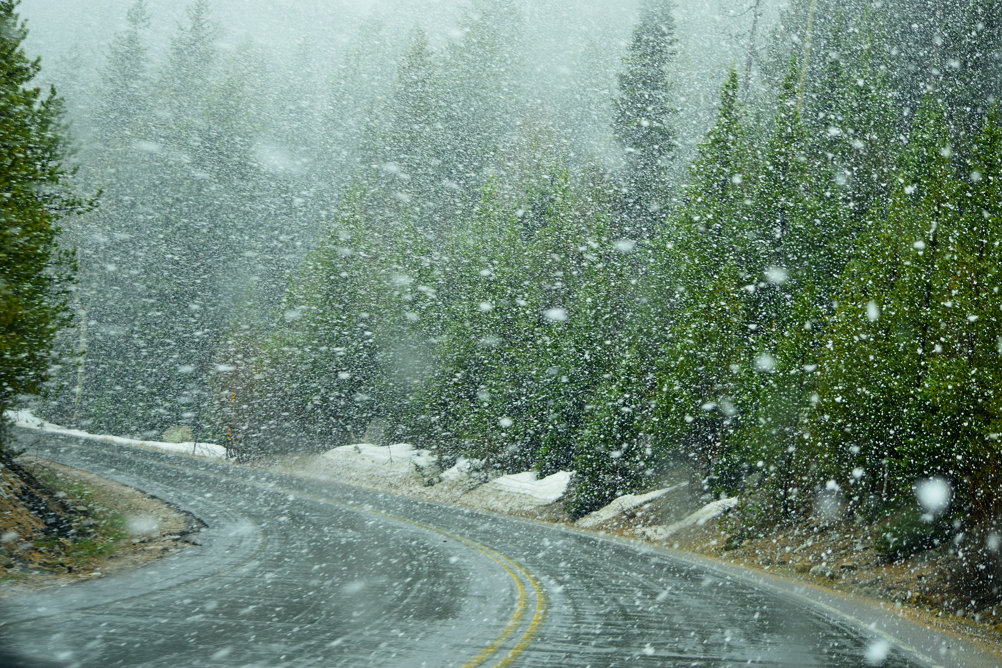 Snow moves into Colorado