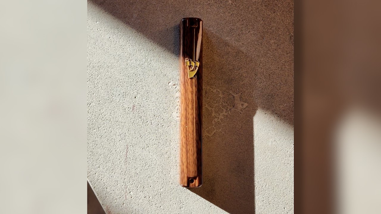 Picture of a mezuzah.