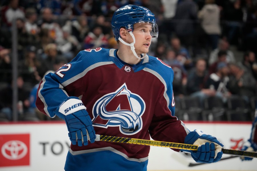 Colorado Avalanche left wing Artturi Lehkonen (62)